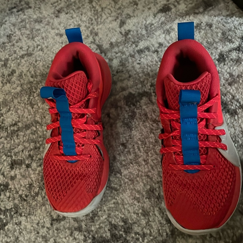 Basketball shoes